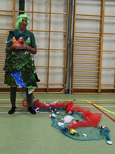 LM-JW-MB's entry modeled by Mr Mick Butler.