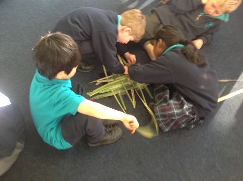 Ryo, Eddie, Thomas and Senara are practising their weaving techniques.  Collaboration in action!