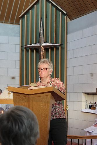 Jennifer Hellewell gives a reading