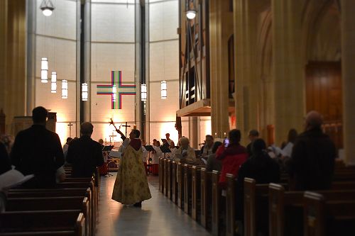 The Dean (Tony Curtis) blesses the congregation with water (Cathedral Vigil service)