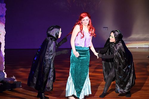 Flotsam and Jetsam taking Ariel to Ursula