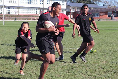 Benny Vuniwai just escapes Shiyu Tezuka!