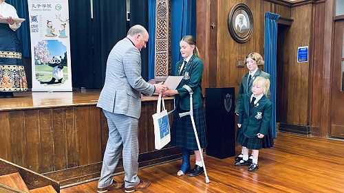 Sohie receives "Excellent Learner Award"