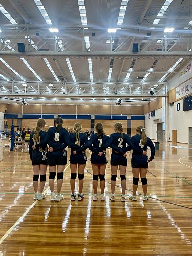 Aisling, Mae, Elodie, Sophie, Anna and Brooklyn prepare to take the court.