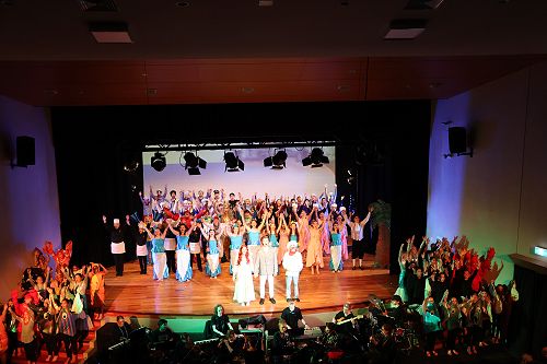 The whole cast and band in the finale