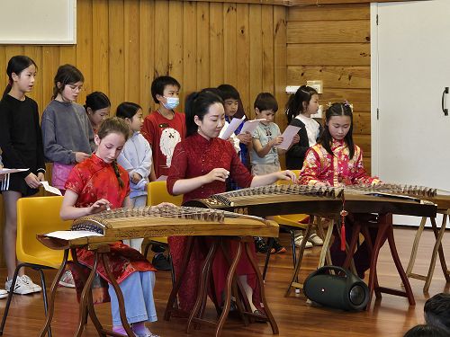 The Confucius Institute also taught students how to play the Guzheng. They perfomed a song with our children who learn Mandarin.