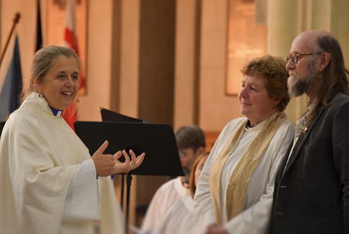 Bishop Anne thanks Natalie and Dan Milliken for their service to the Caversham Parish and wider diocese.