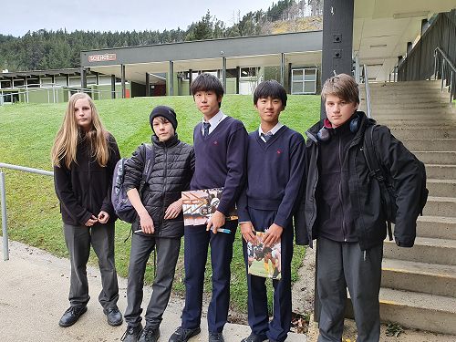 Meikei High school students visit to Year 9 Japanese class.