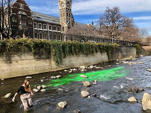 Doctoral Student Sophie show us water dispersal beneath the University Clock tower