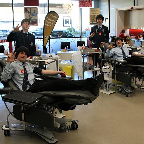 Seated are Harry Collie (left) and Jak Macdonald giving blood while supported by their mates Brock King
(standing on left) and Reuben Potgieter.