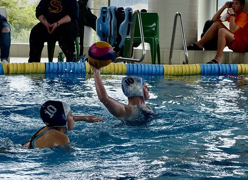 Zoe Allibone lining up a shot