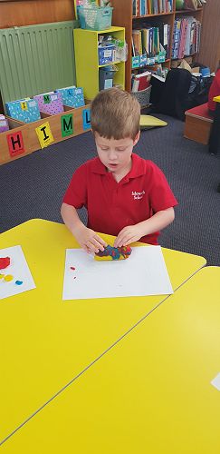 Mixing colours with playdough