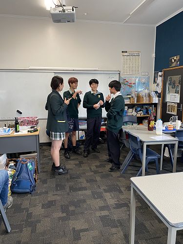 Hana, Ronnie, Shota and Ryo deciding what to sing