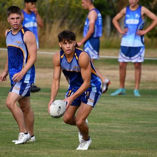 Dylan Pledger (centre) is flanked
by his main power setter, KHS student, Joel Cook (left)