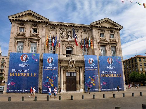 Hôtel de Ville, Marseille, with armed soldiers