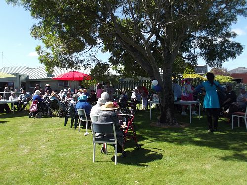 <br />
<br />
Close to 90 Enliven residents<br />
and staff enjoyed 