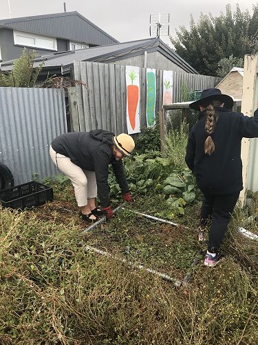 Whaea Catherine and River sorting out the fencing.