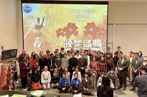 Group photo of students, teachers and family